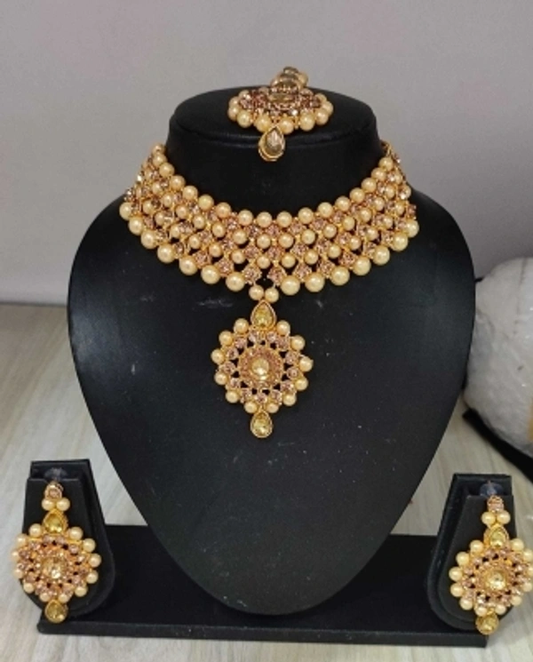 Alloy Jewel SetColor :GoldColor Code :GOLDModel Number :S16NOLCDSales Package Id :ITS A PACK OF COMBO WITH ONE CHOKER SET,