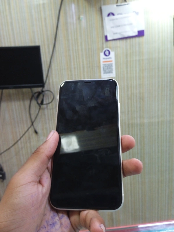 iPhone 11  - White, 128