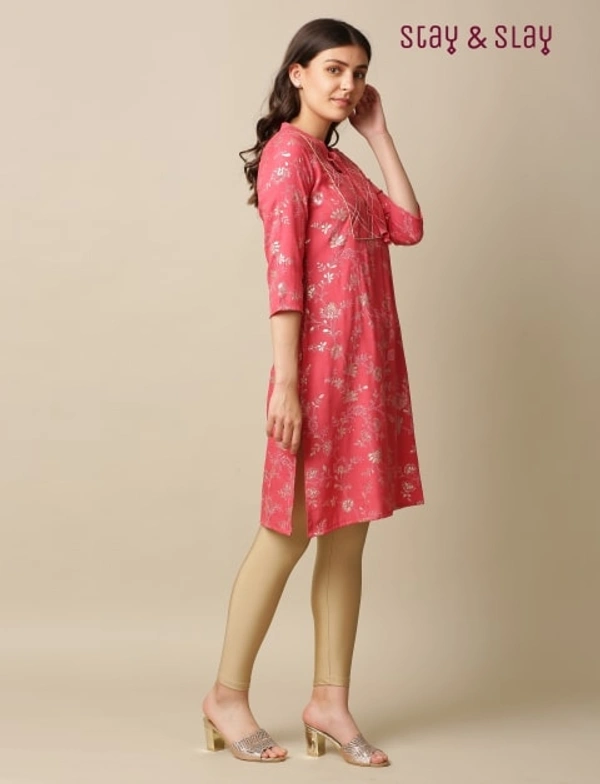 Stay N Slay Womens Foil Printed Straight Kurta - Coral pink, L