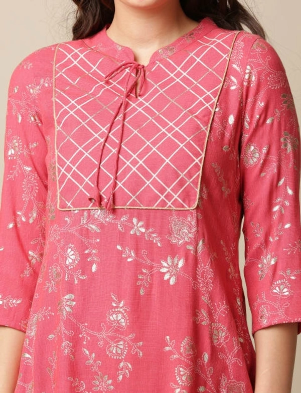 Stay N Slay Womens Foil Printed Straight Kurta - Coral pink, L