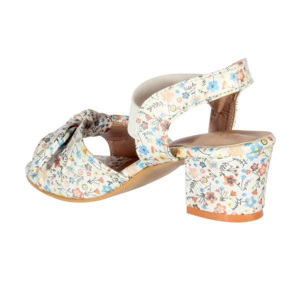Kids sandals with short heel - White