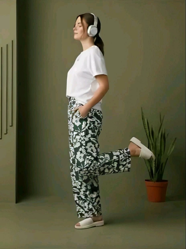 GWd-11422 Women Rayon Printed Trouser  - M