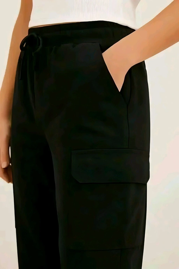 GWd-11423 Women Black Cargo Pants - S