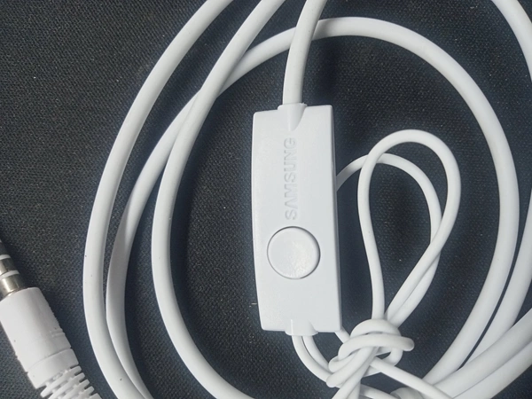 Samsung Wierd Earphone  - White, 1 Miter