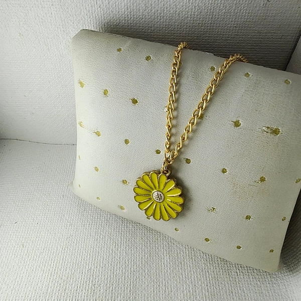 Cherry & Magpie Trendy Daisy Floral Pendant With Chain