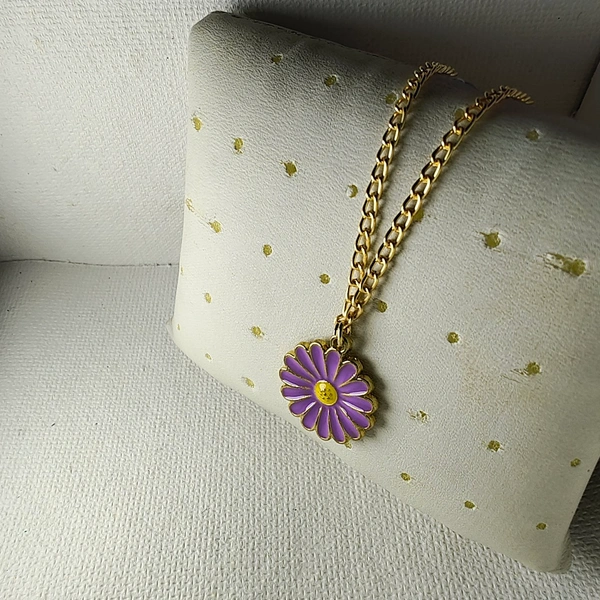 Cherry & Magpie Trendy Daisy Floral Pendant With Chain
