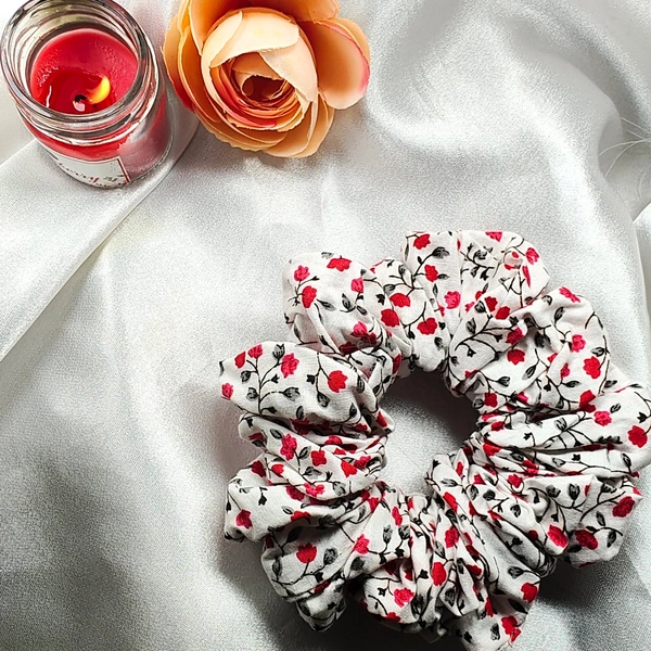 Cherry & Magpie Beautiful White Floral Scrunchie - White, L