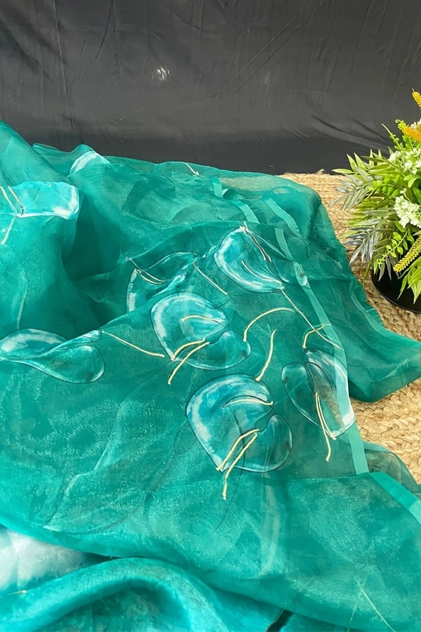 Floral Kajol Style Organza Saree Fabric- Organza   Saree length 5.5 mtr   Blouse Fabric- Tafetta Silk  Blouse length 0.8 mtr ( Unstitched ) 