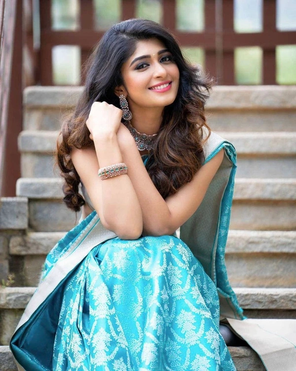 Arthavya Elegant Jacquard Silk Saree 