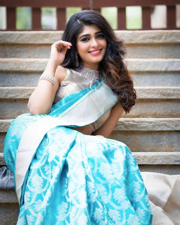 Arthavya Elegant Jacquard Silk Saree 