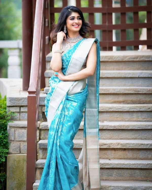 Arthavya Elegant Jacquard Silk Saree 