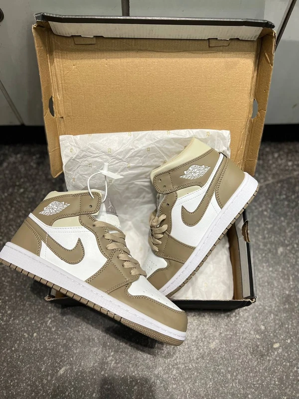 Nike Air Jordan 1 Mid Light Coffee - 43 