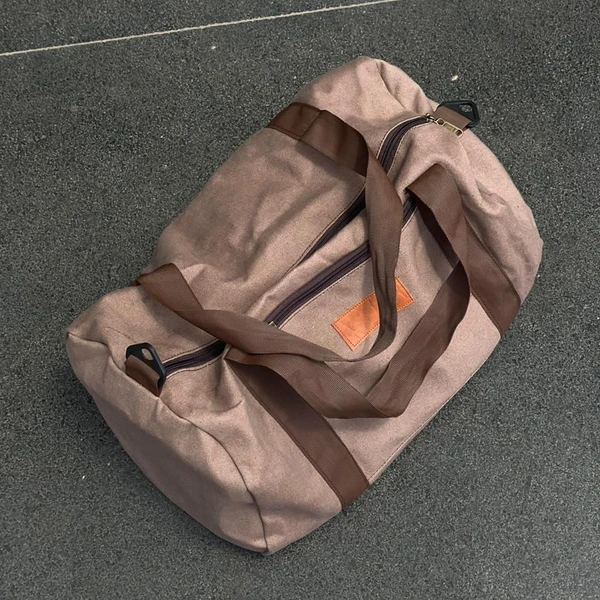 Large men's travel bag, werable both by hand and on the shoulder, in resistant beige pure cotton canvas, with main compartment closed with zip