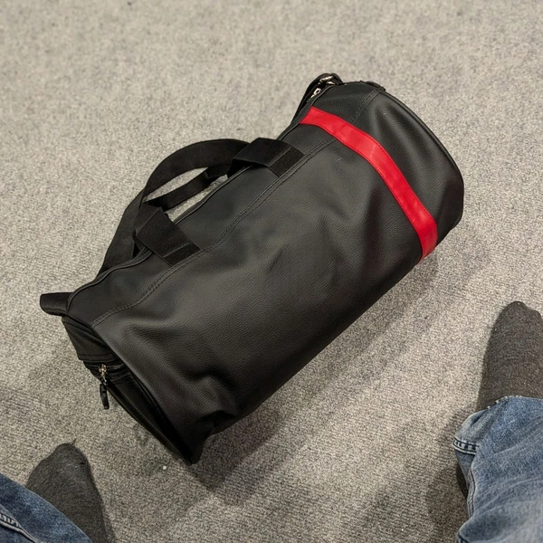 Large Capacity Travel Bag with Dry/Wet Separation - Stylish Faux Leather Crossbody for Sports, Fitness & Commuting - Black And Red