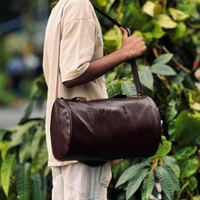 Large men's travel bag, werable both by hand and on the shoulder, in resistant beige pure cotton canvas, with main compartment closed with zip