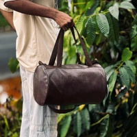 Large men's travel bag, werable both by hand and on the shoulder, in resistant beige pure cotton canvas, with main compartment closed with zip