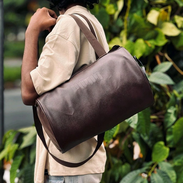 Large men's travel bag, werable both by hand and on the shoulder, in resistant beige pure cotton canvas, with main compartment closed with zip