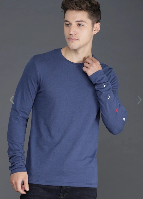 Blue solid T-shirt, has a round neck, and long sleeves - M