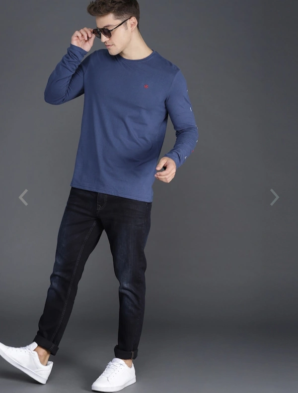 Blue solid T-shirt, has a round neck, and long sleeves - M