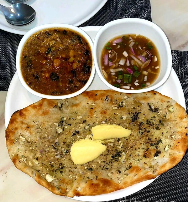 Amritsari Aloo Kulcha - Full Plate