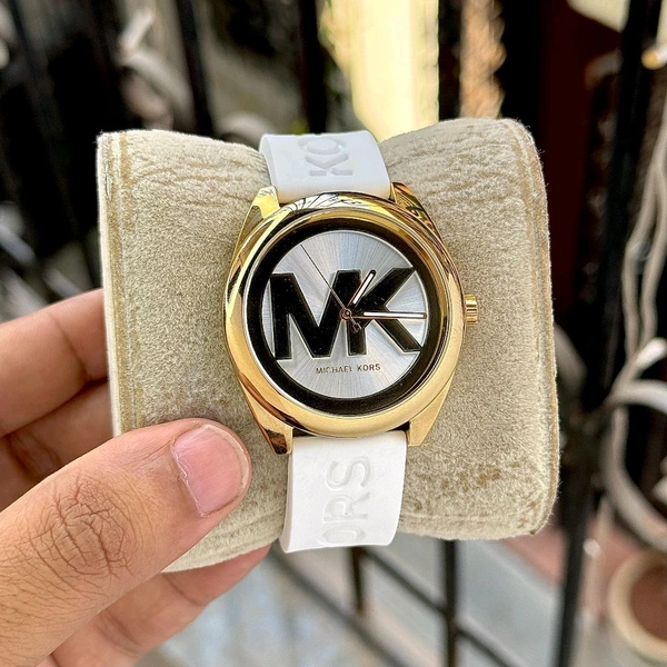 MICHAEL KORS JANELLE β FIERCE. BOLD. ICONIC - Pink
