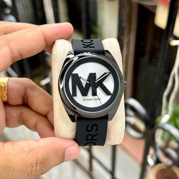 MICHAEL KORS JANELLE β FIERCE. BOLD. ICONIC - Pink