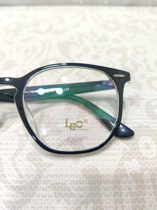 Leo 106 - Black, 52
