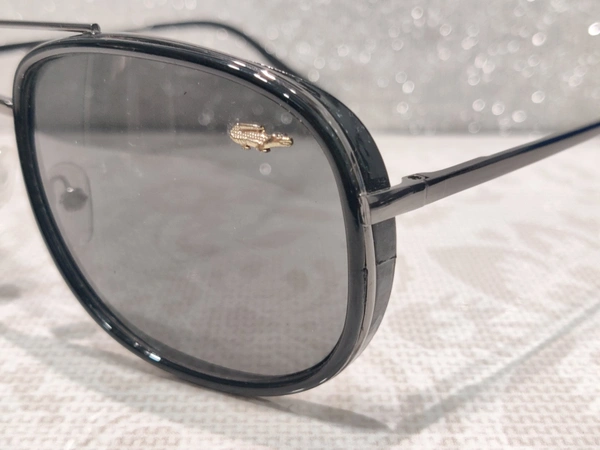 L 758c - Black