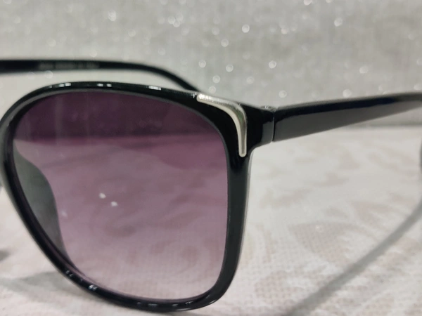 B 006 - Black