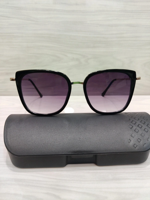 R 018 - Black