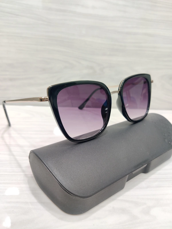 R 018 - Black