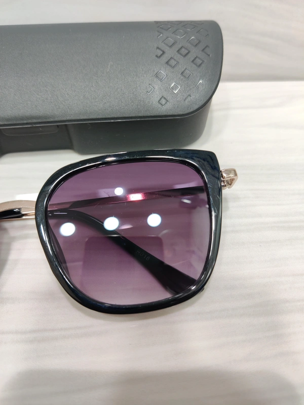 R 018 - Black