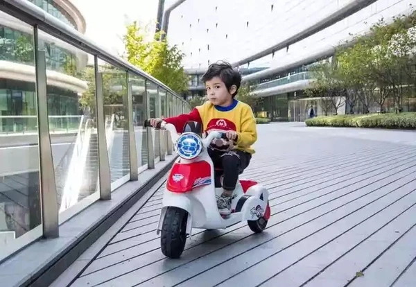 VESPA COLORFULL SCOOTY FOR KIDS AGED 1 TO 5 -MAYBE 6 - Red