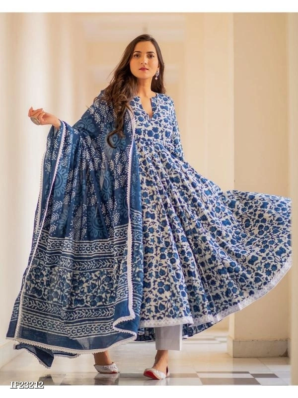 Beautiful 🥰 Outfit In Three Piece Suit - L, Blue