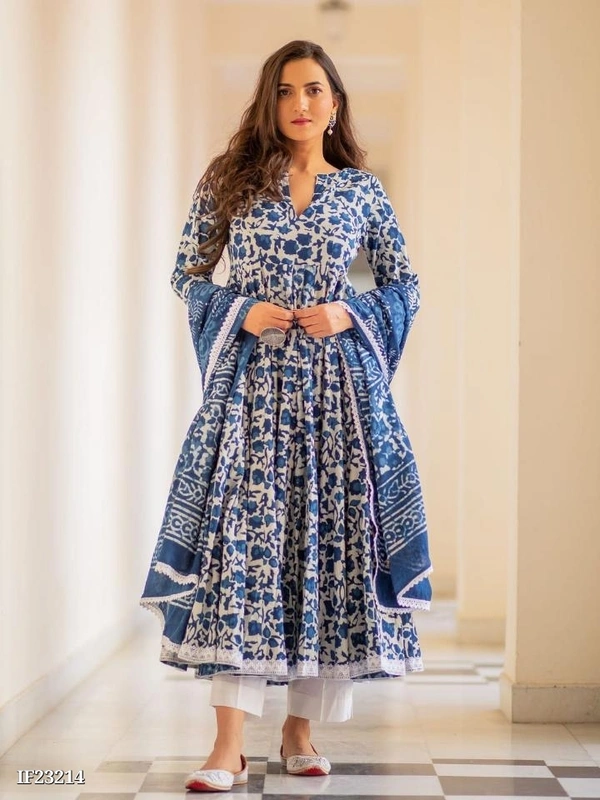 Beautiful 🥰 Outfit In Three Piece Suit - L, Blue