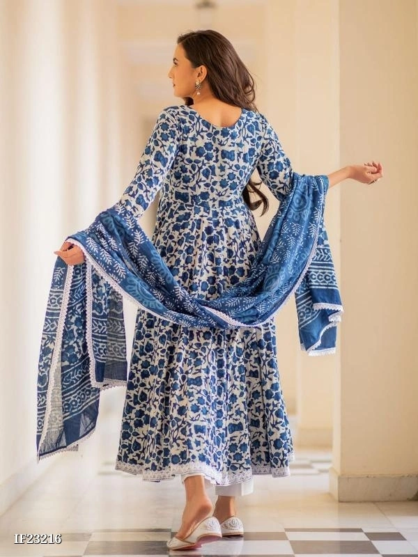 Beautiful 🥰 Outfit In Three Piece Suit - L, Blue