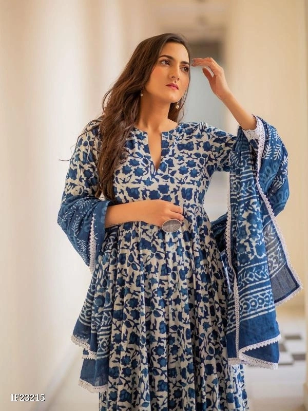 Beautiful 🥰 Outfit In Three Piece Suit - L, Blue