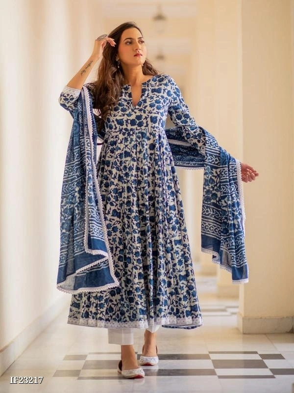 Beautiful 🥰 Outfit In Three Piece Suit - L, Blue