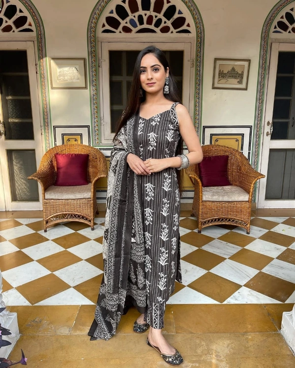 Heavy Embroidery worked kurti with pant and dupatta - XXL