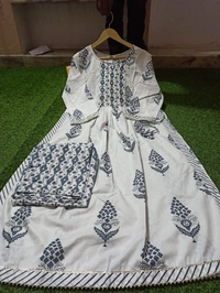 Look stylish in our new Hand Block print Long slit Cotton 60'60 kurta pant set for all day comfort - M, Blue