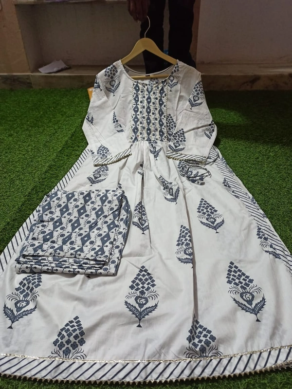 Look stylish in our new Hand Block print Long slit Cotton 60'60 kurta pant set for all day comfort - M, Blue