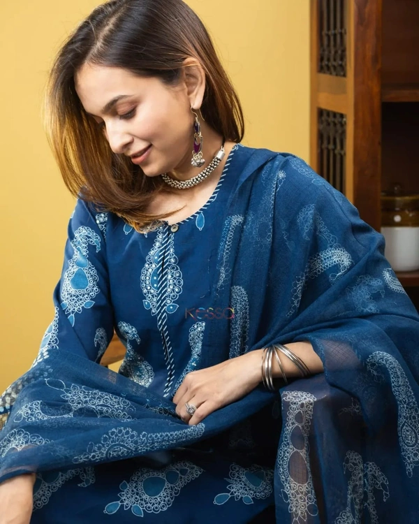 BLUE PROCEEN PRINT  DESIGN KURTIES WITH PLAZZO AND DUPATTA SET - M