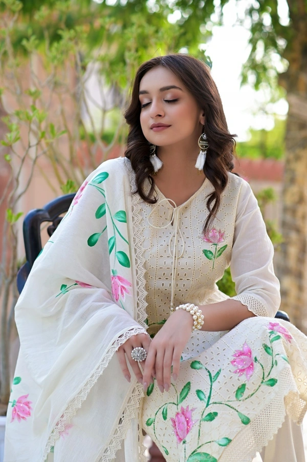  Beautiful Pure cotton cutwork Hand printed brush 🖌️ With Cotton pant and Full Printed Croatia Lace work 3 piece set * - M