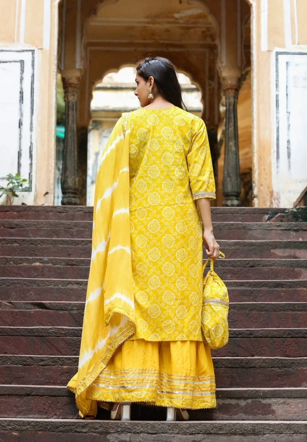 Celebrate the elegance of ethnic attire in this bandhani printed cotton kurti - M, Yellow