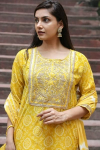 Celebrate the elegance of ethnic attire in this bandhani printed cotton kurti - M, Yellow
