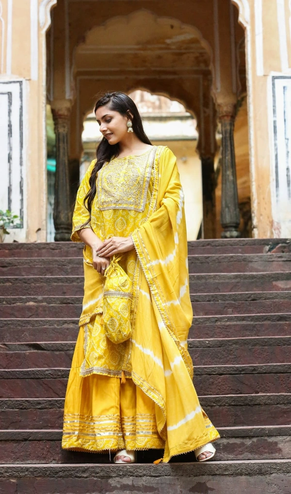 Celebrate the elegance of ethnic attire in this bandhani printed cotton kurti - M, Yellow