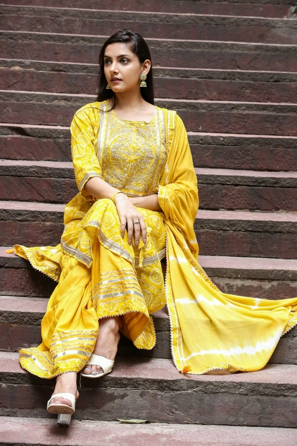 Celebrate the elegance of ethnic attire in this bandhani printed cotton kurti - L, Yellow