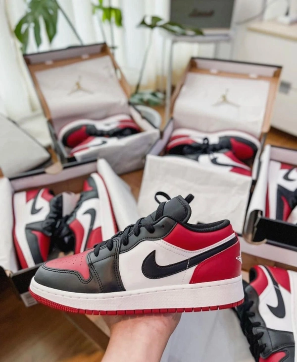 Nike Air Jordan Retro 1 Low Bred Toe
