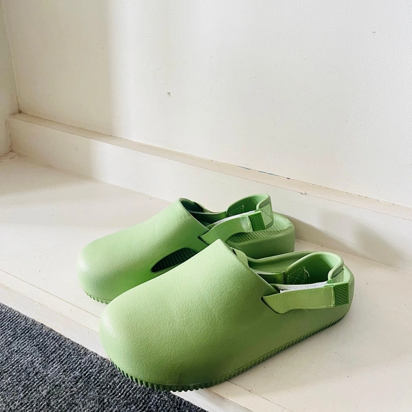 Plain Crocs (9,10)