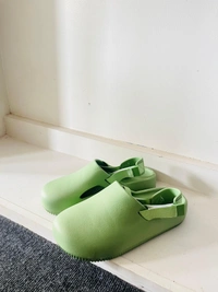 Plain Crocs (9,10)